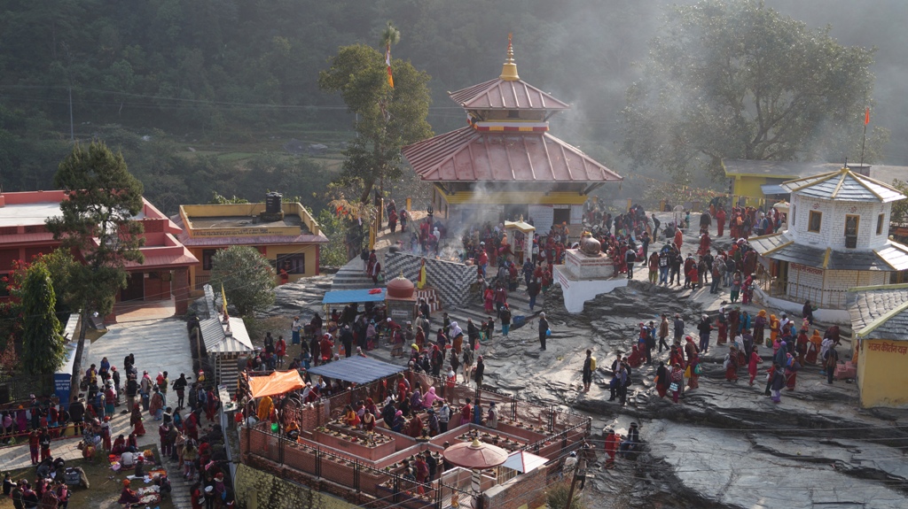 गलेश्वरमा विहानैदेखी सतबिज छर्नेको भिड