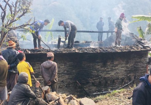 विद्युत सर्ट हुँदा बरंजामा घर जल्यो