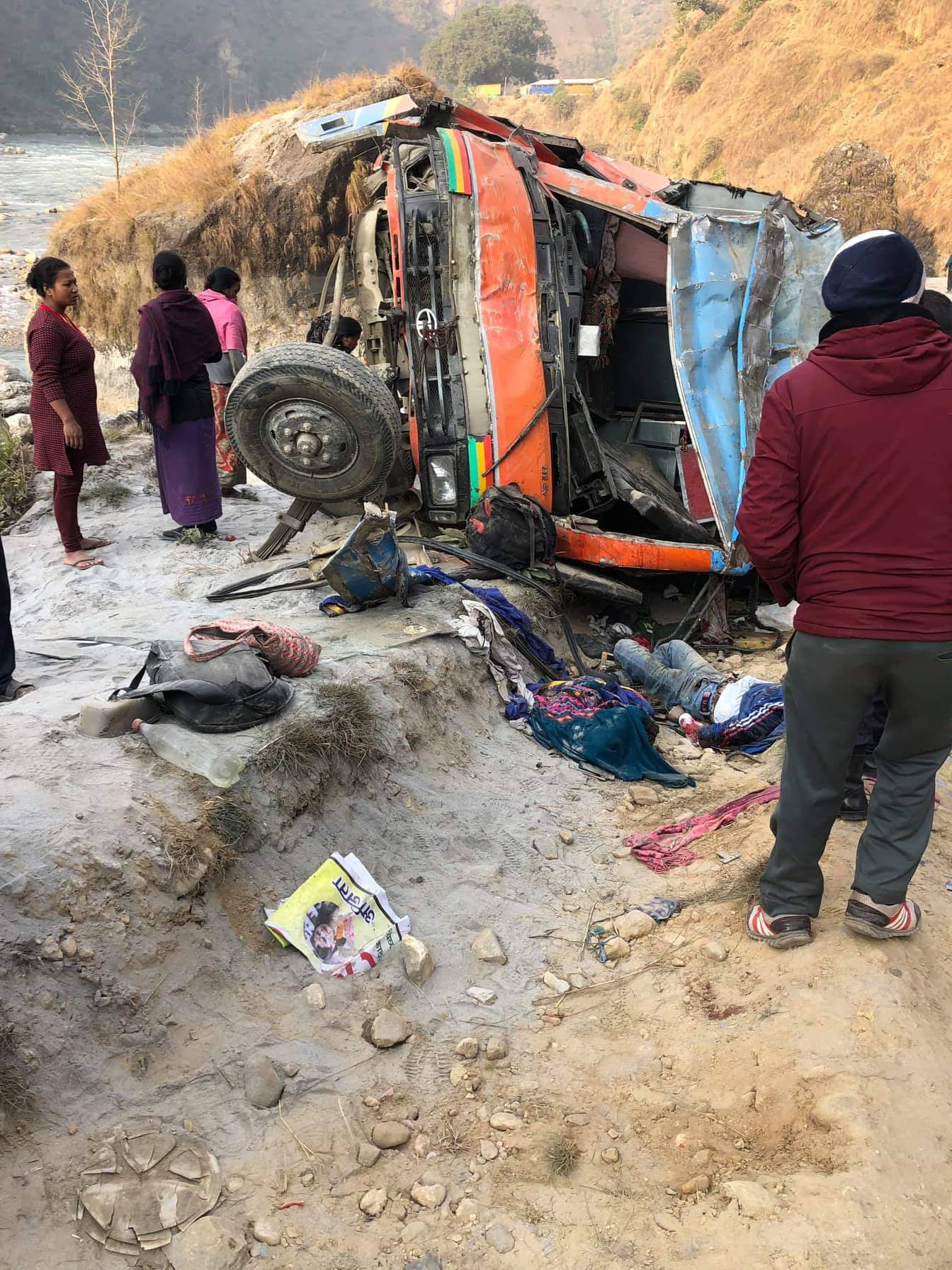 बस दुर्घटनामा चारको मृत्यु, ३७ जना घाईते