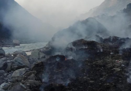 फोहोरमा पैसा टिप्दै ब्यवसायी