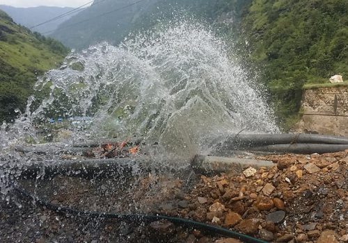 पारिश्रमिक नपाएपछि प्लम्बरले नै काटे बेनी खानेपानी पाईप