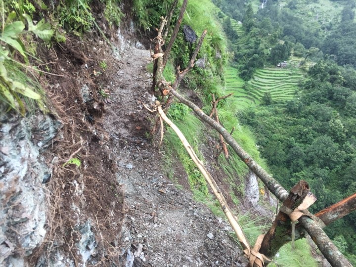 सडकले धोका दिँदा डोरीमा झुण्डीयो यात्रा