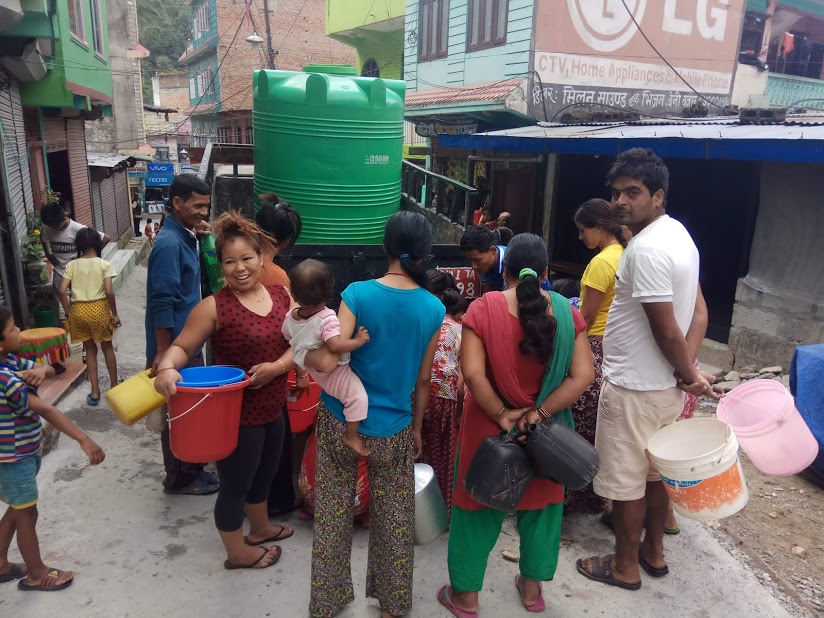 IMG_20190705_075857 टोलटोलमा खानेपानी बाँड्दै कुलदीप