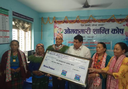 मोना फ्रान्सद्धारा तीन लाख सहयोग