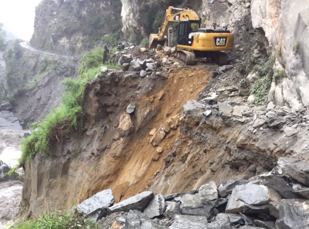 अन्धगल्छीमा पहिरो, तीन दिनदेखी यातायात अवरुद्ध