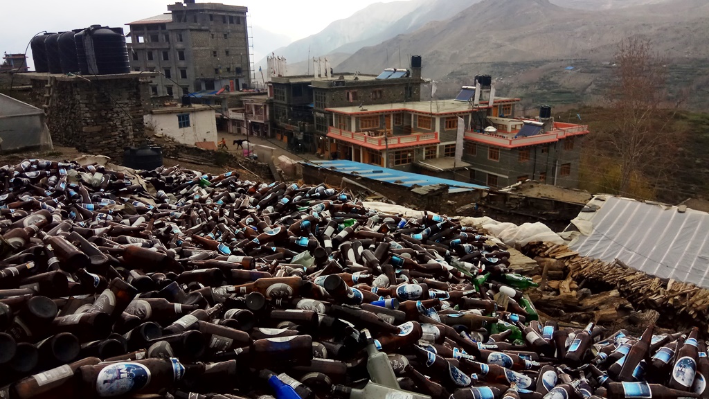 मुक्तिनाथको दैलोमा मदिरा बोटलको थुप्रो