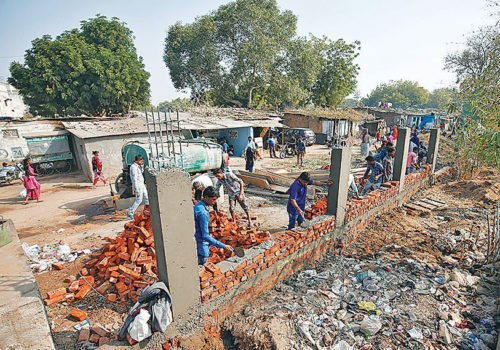 ट्रम्पले देख्‍छन् भनेर धमाधम पर्खाल