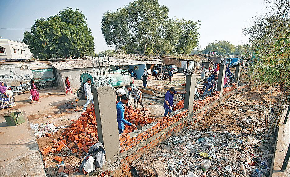 ट्रम्पले देख्‍छन् भनेर धमाधम पर्खाल