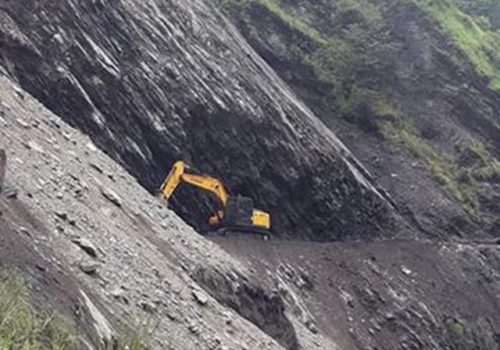 घारको हल्लेखर्कमा सुख्खा पहिरो, यातायात अवरुद्ध