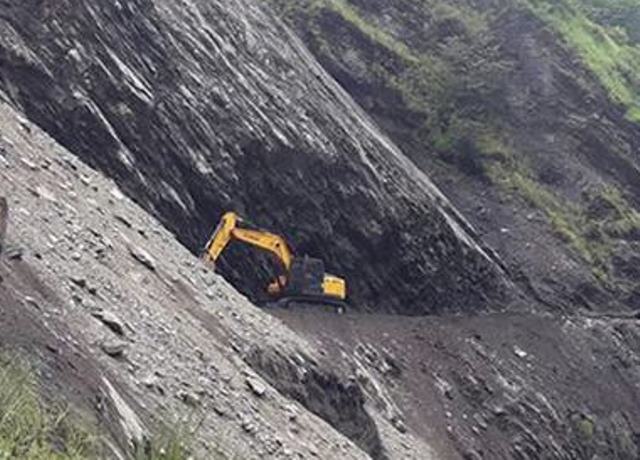 घारको हल्लेखर्कमा सुख्खा पहिरो, यातायात अवरुद्ध