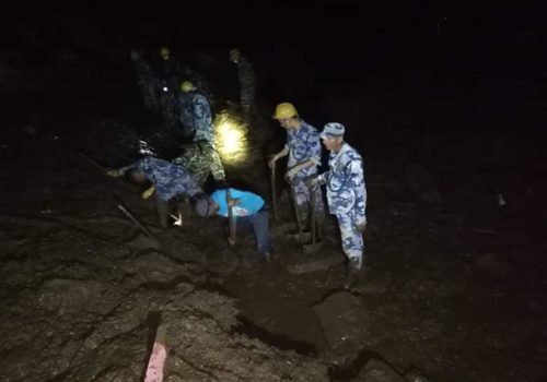 पर्वतको दुलुङ पहिरोमा ३ जनाको मृत्यु, ६ जना बेपत्ता