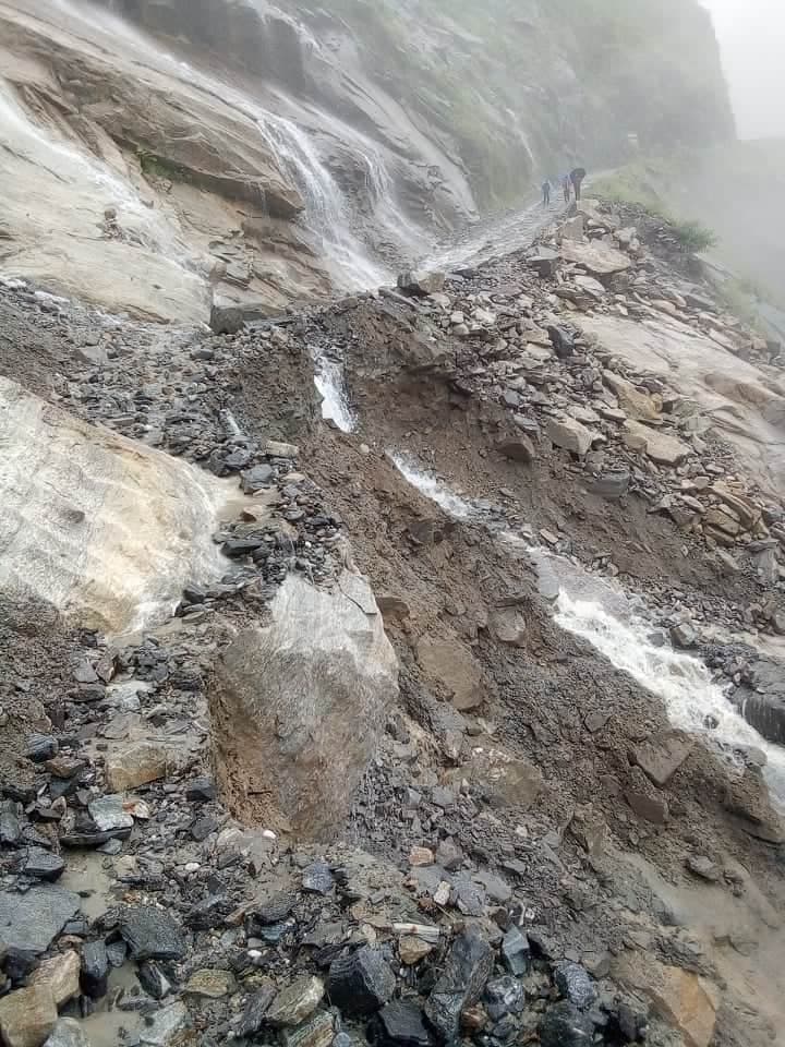 पहिरोले काप्रेभीरमा बेनी–जोमसोम सडक कालीगण्डकीमा खसाल्यो