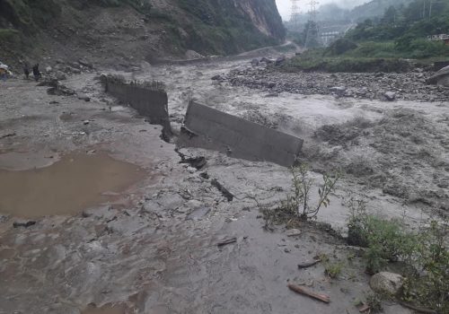 विदेशबाट फर्केका युवाको घर छेउमै पहिरोमा पुरिएर मृत्यु