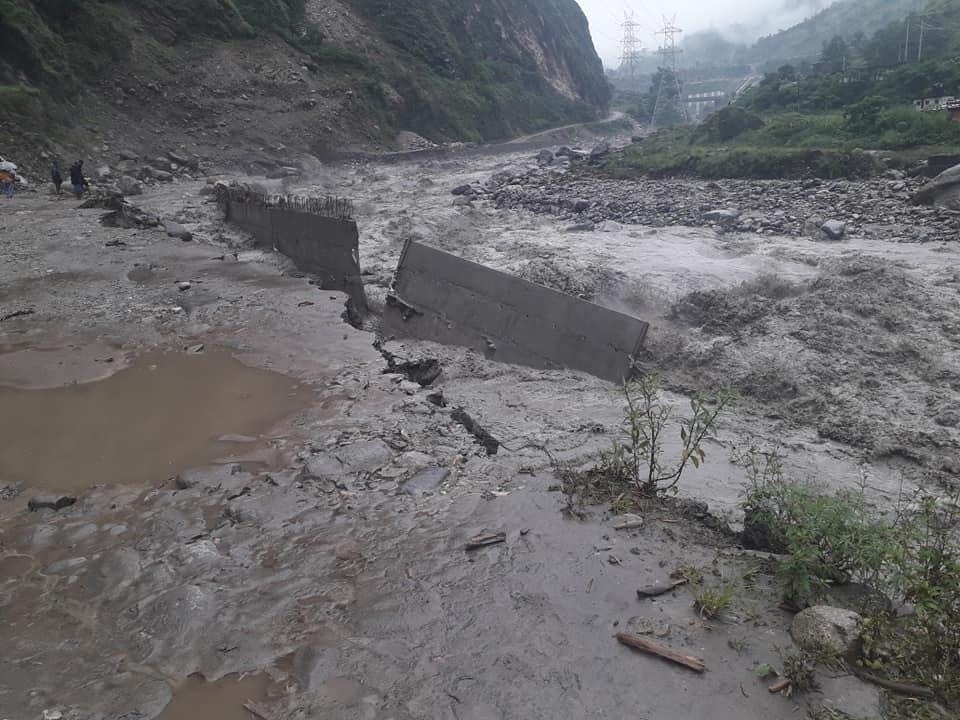 विदेशबाट फर्केका युवाको घर छेउमै पहिरोमा पुरिएर मृत्यु