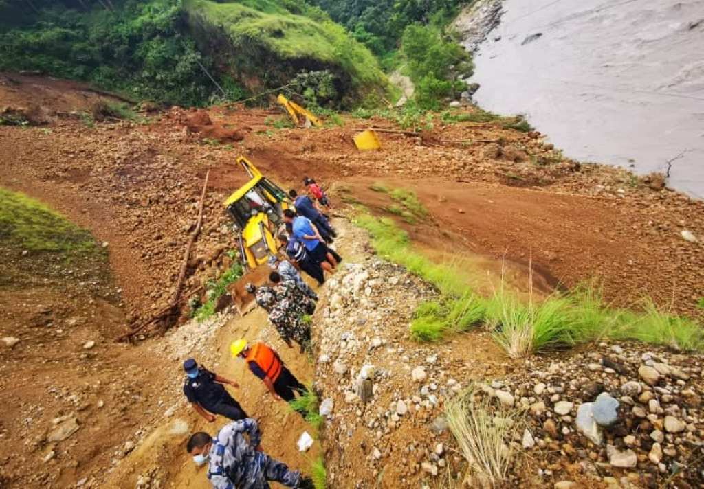 पहिरोमा बेपत्ता एक चालकको शव फेला