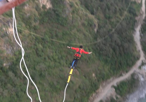 पर्वत कुश्माका तेह्र बर्षिय बालकले गरे बिश्वकै दोस्रो अग्लो बन्जीजम्प