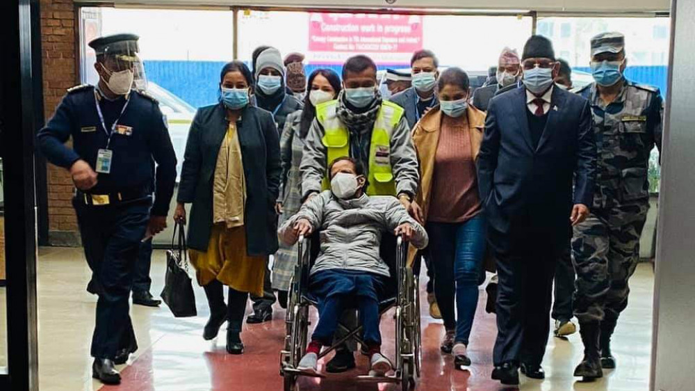 thumb पत्नी सीता दाहालको उपचारका लागि प्रचण्ड भारत प्रस्थान