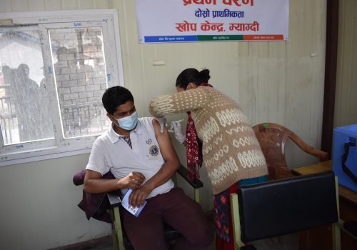 दोस्रो प्राथमिकताका ब्यक्तिलाई कोरोना विरुद्धको भ्याक्सीन कोभिशिल्ड लगाउन सुरु