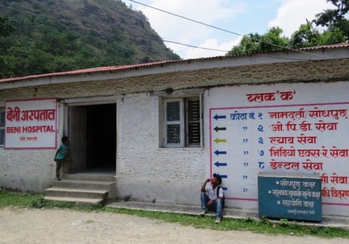 संक्रमणको दर ह्वात्तै घटेपछि फुर्सदीला कोरोना अस्पतालका डाक्टर अरु बिरामी जाच्छन