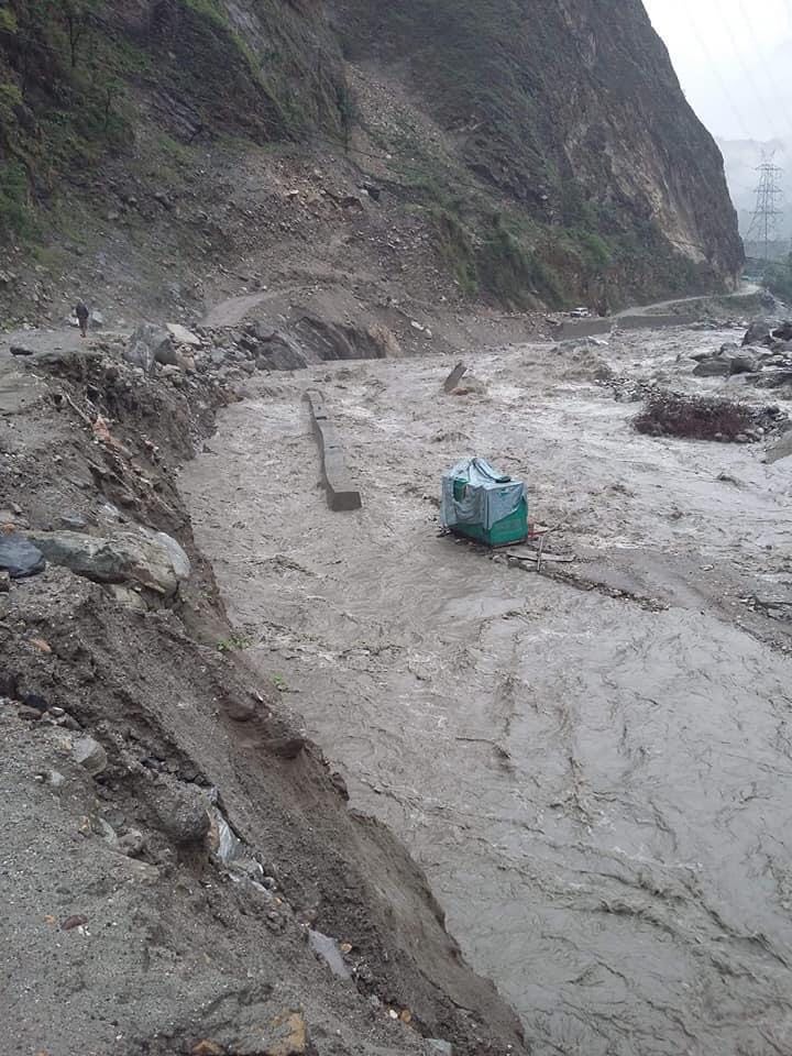 लगातारको झरीपछि पहिरोले सडक अवरुद्ध, तटवन्धमा क्षति पुऱ्याएपछि वस्ती जोखिममा