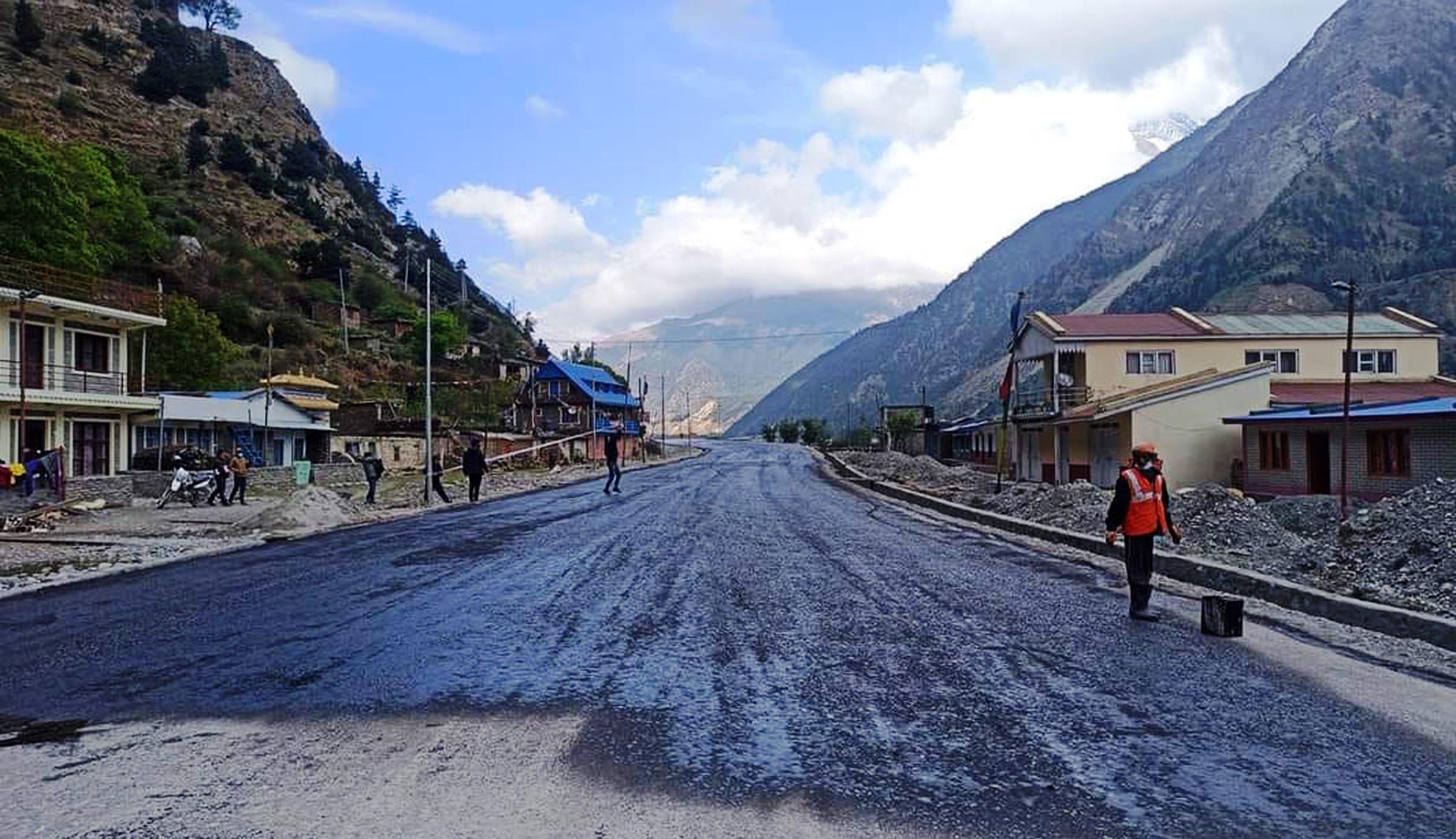 beni-jomsom sadak kalopatre hudai बेनी–जोमसोम सडक कालोपत्रे गर्न सुरु