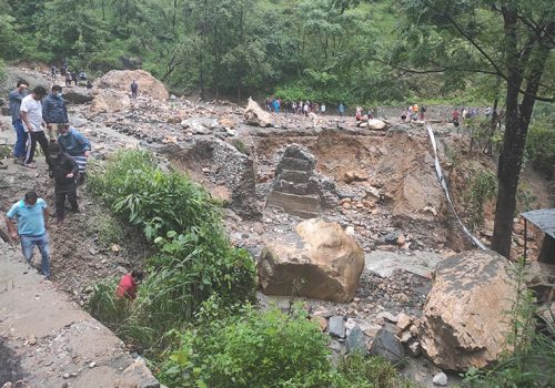 पर्वतमा बाढीले गाडी बगायो, इन्जिनियरसहित दुईजना बेपत्ता