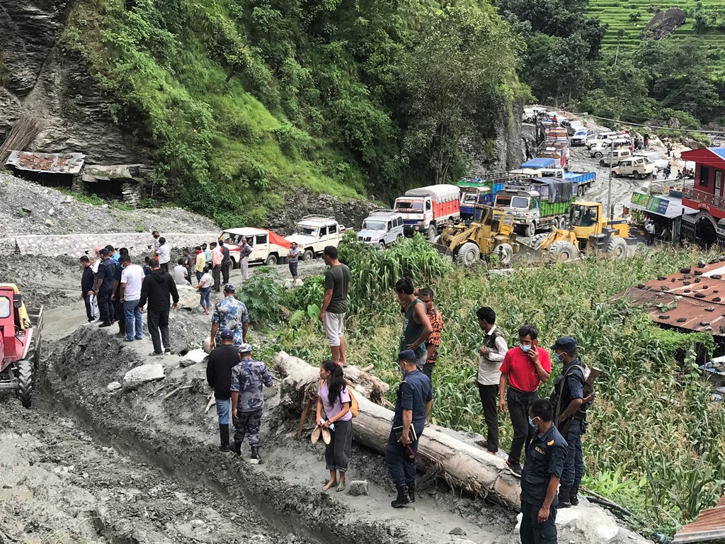 खुले सार्वजनिक यातायात तर खुलेनन सडक