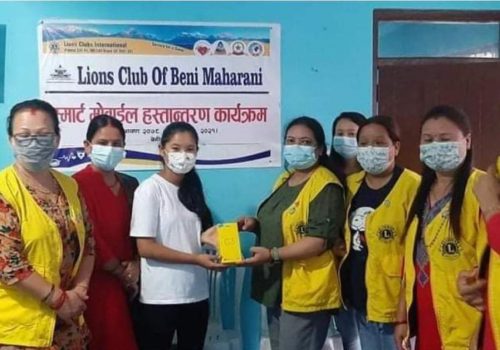 भर्च्युअल कक्षाबाट छुटेकी छात्राअनुस्कालाई मोवाईल फोन सहयोग