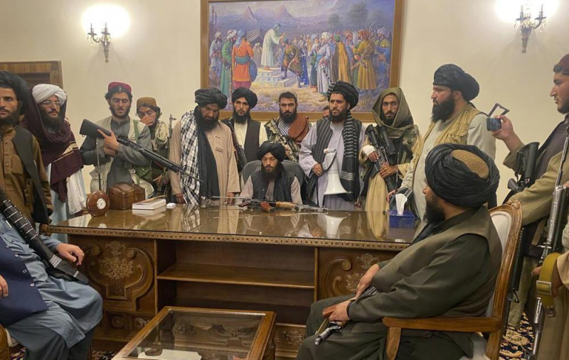 अफगान राष्ट्रपतिको कार्यालयमा तालिबान लडाकु