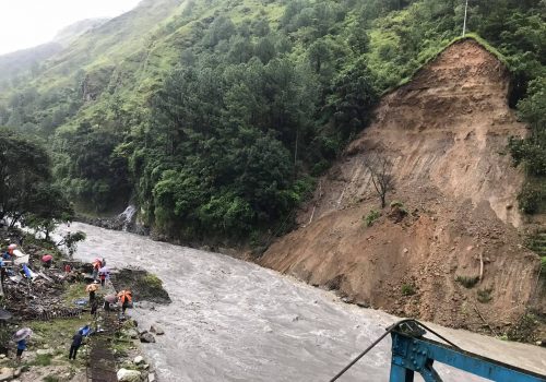 मध्यराती कालीपुलमा खस्यो पहिरो, तीन जना घाइते, जनजीवन त्रस्त