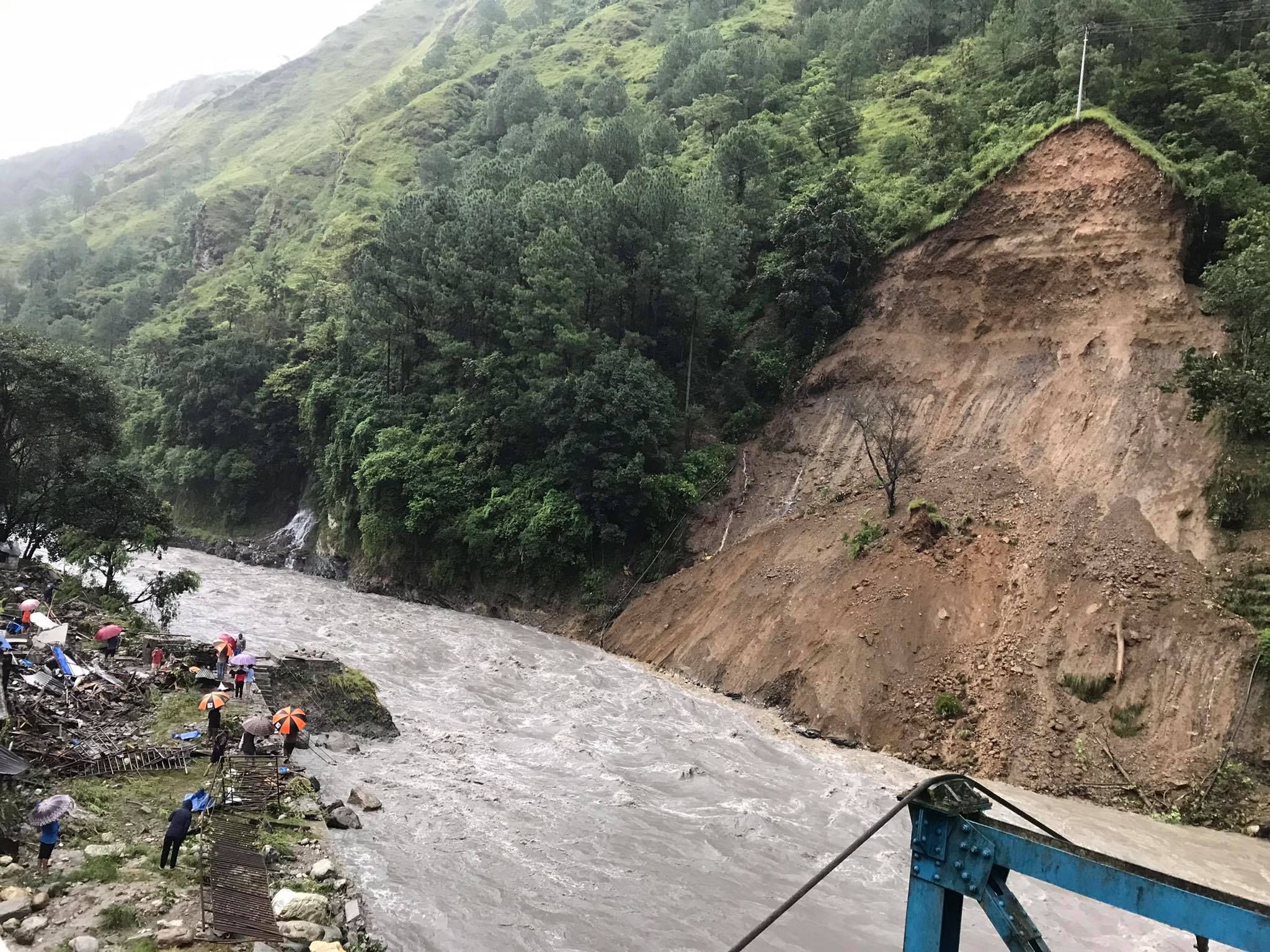 मध्यराती कालीपुलमा खस्यो पहिरो, तीन जना घाइते, जनजीवन त्रस्त