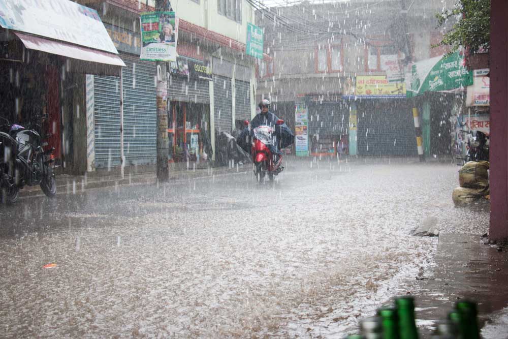 वर्षा भइरहेको छ, सतर्क रहन आग्रह