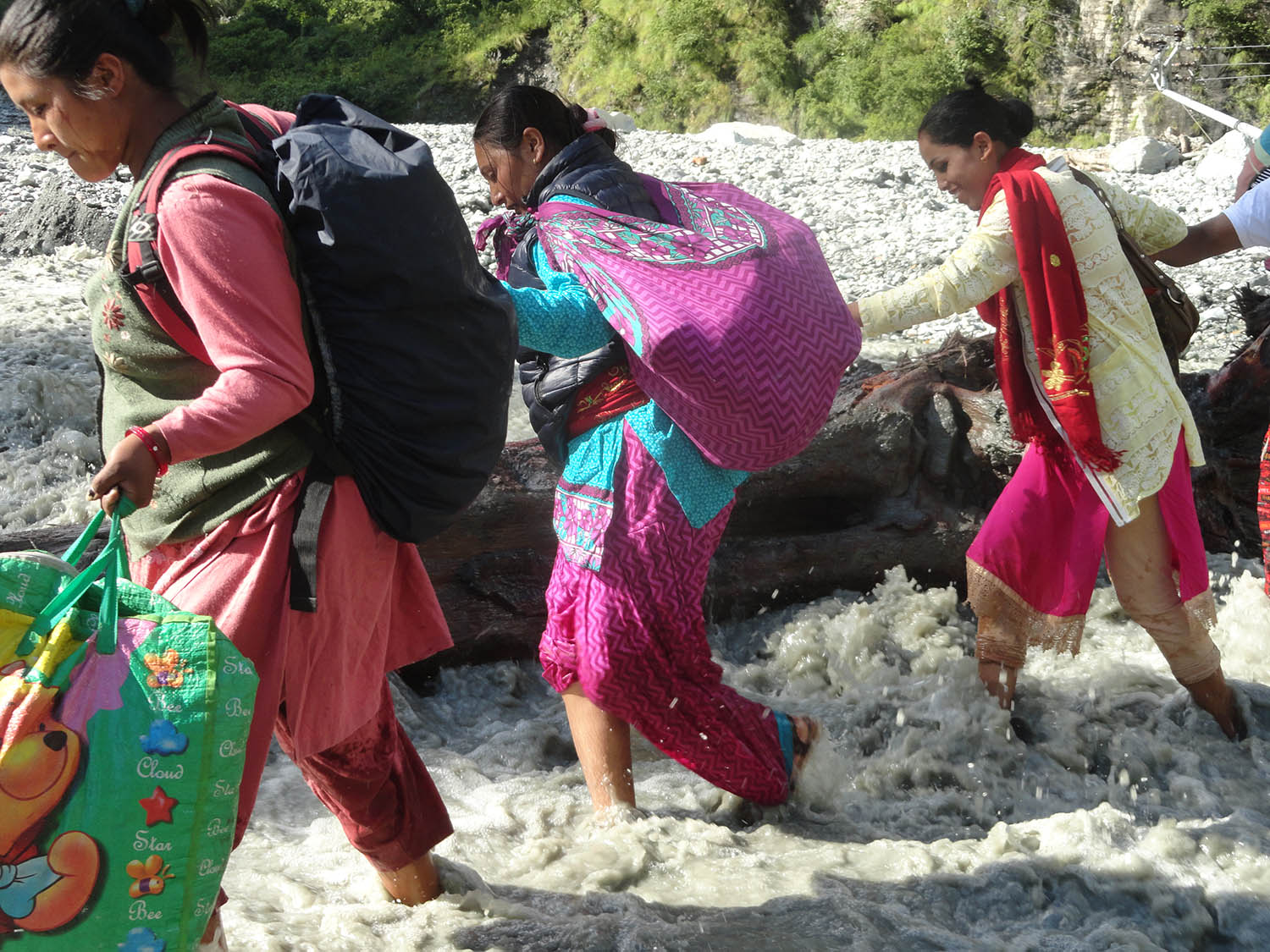 बेगखोलामा फड्के पनि नहुँदा खाेला तर्न ज्यानकाे जाेखिम