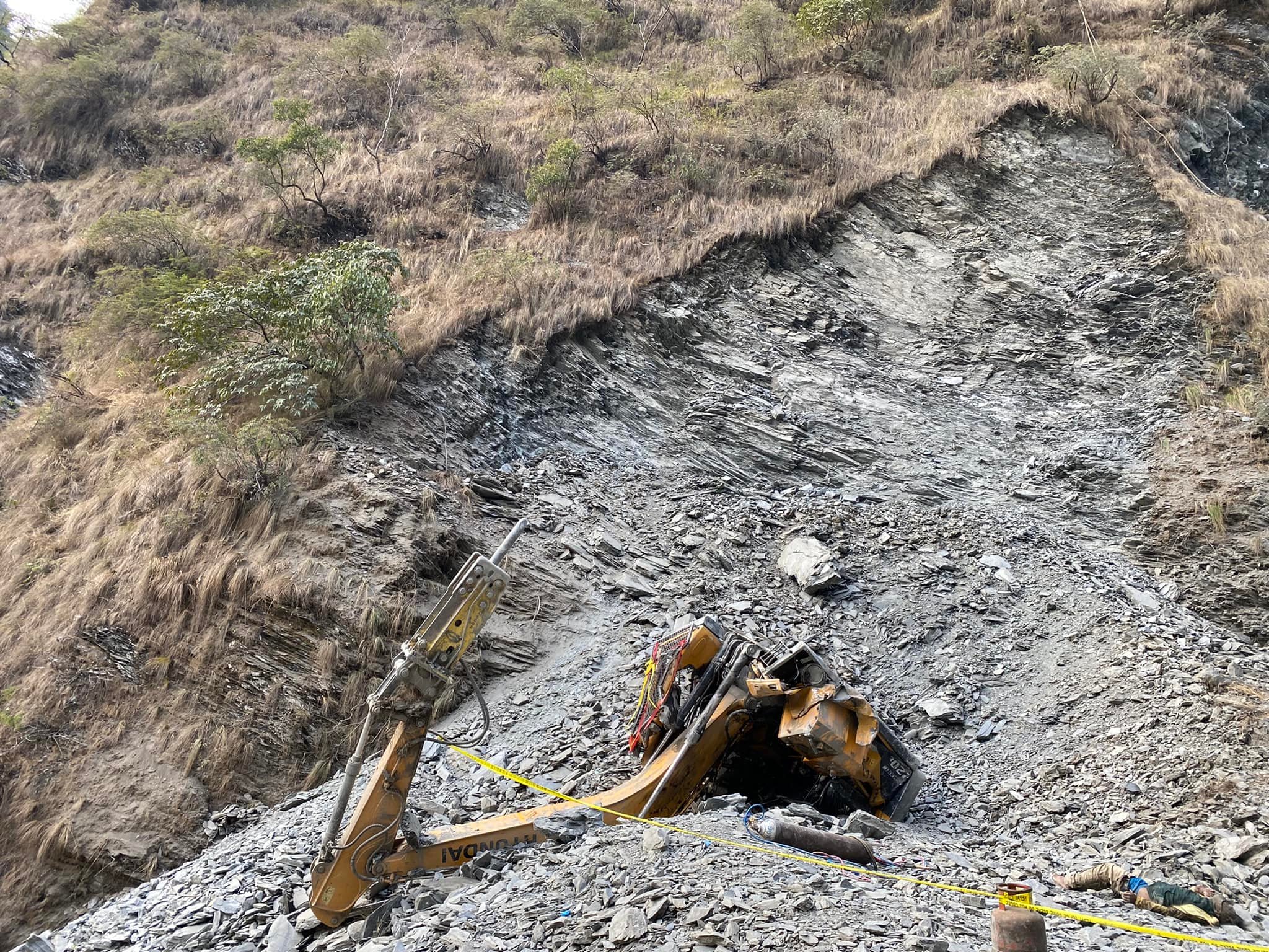 म्याग्दीको दग्नाममा स्काभेटर सहित पुरिएर चालककाे मृत्यु