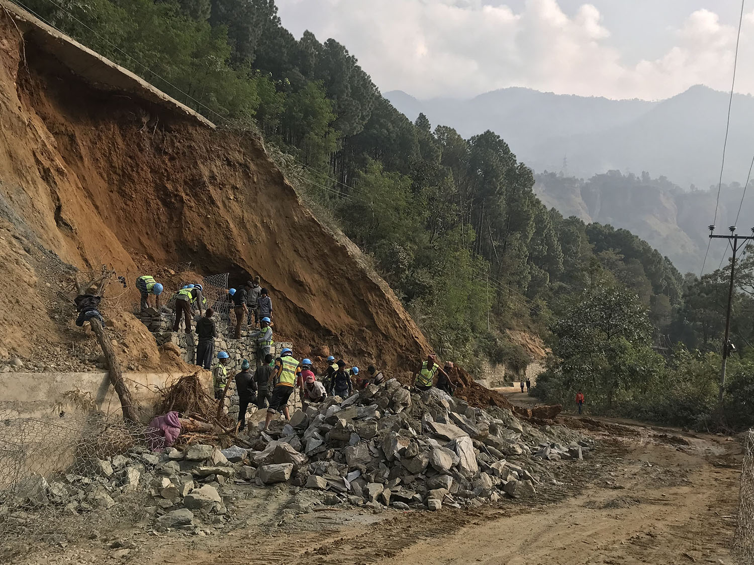 स्थानीयले सडकमा फोटो झुण्डाएपछि काममा फर्के ठेकदार