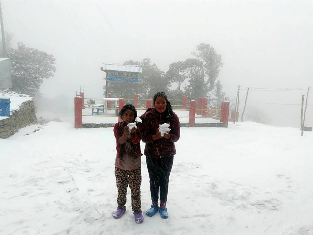 गाउँवस्ती ढपक्कै ढाकियो हिउँले, कृषक खुशी