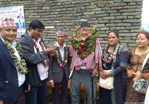 अाेखरवाेटका वडाध्यक्ष दिलिप शेरचन एमालेमा प्रवेश