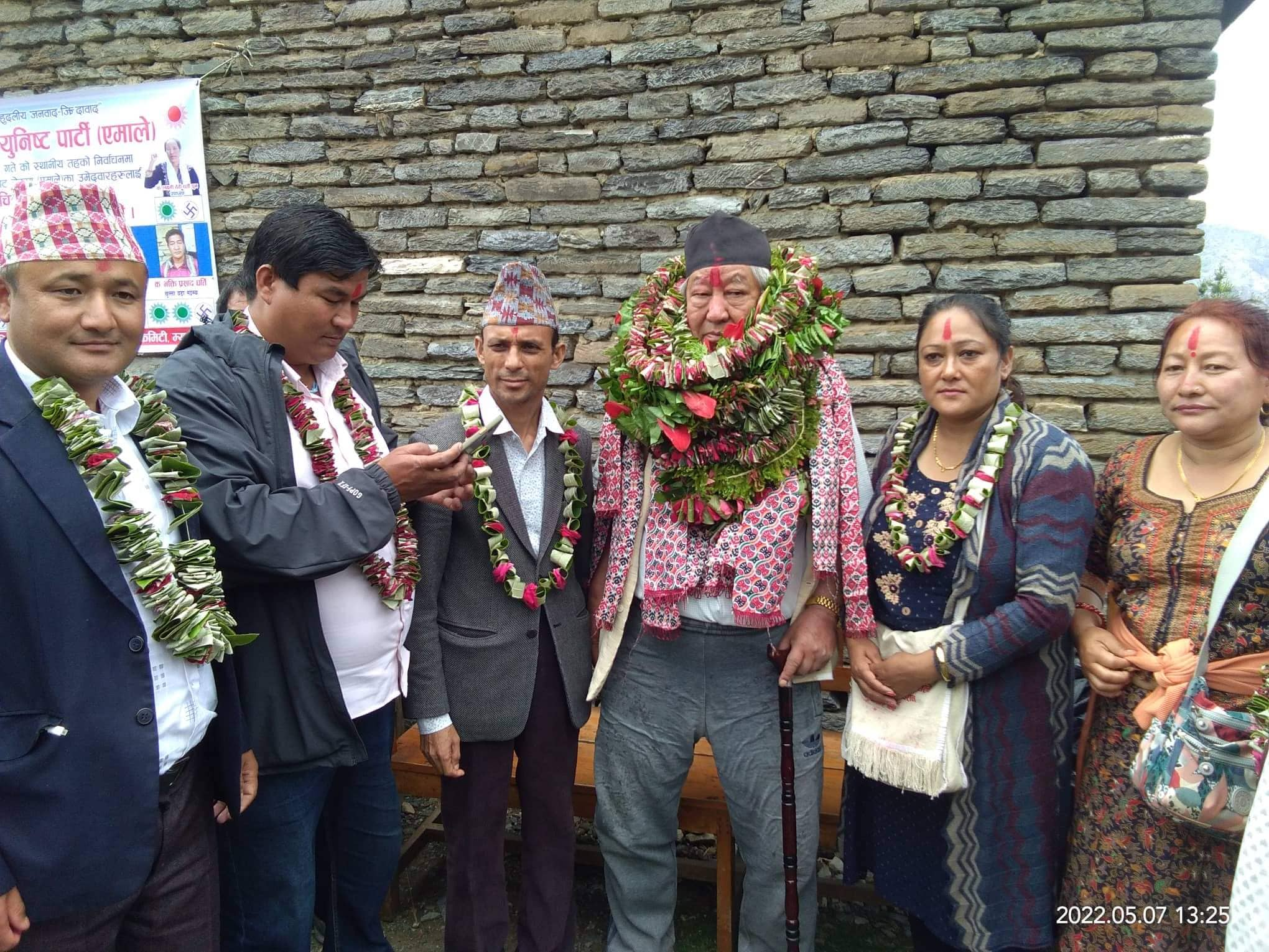 अाेखरवाेटका वडाध्यक्ष दिलिप शेरचन एमालेमा प्रवेश