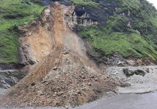 सडकमा जतासुकै पहिरो, यात्रुलाइ सास्ती