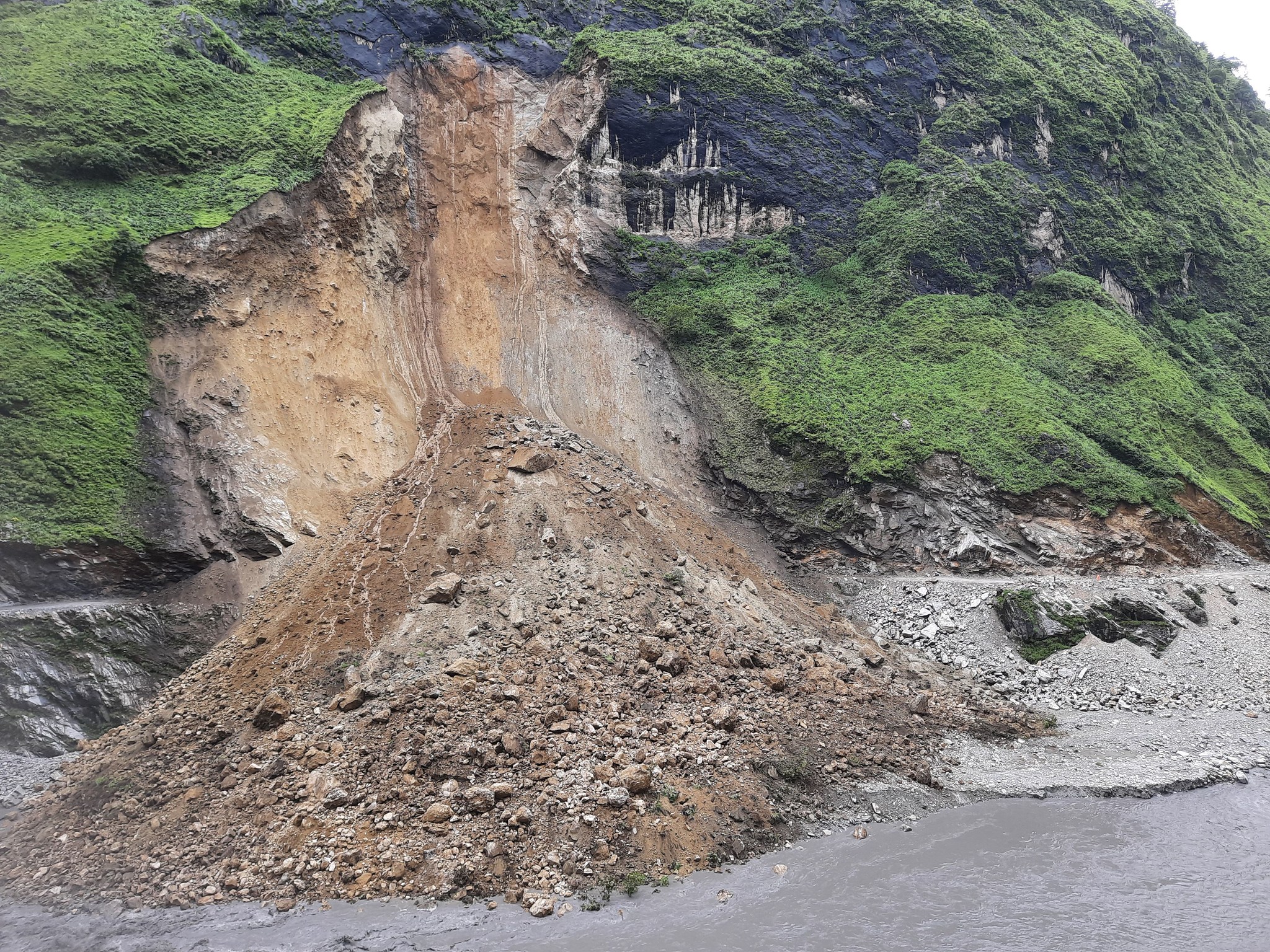 सडकमा जतासुकै पहिरो, यात्रुलाइ सास्ती