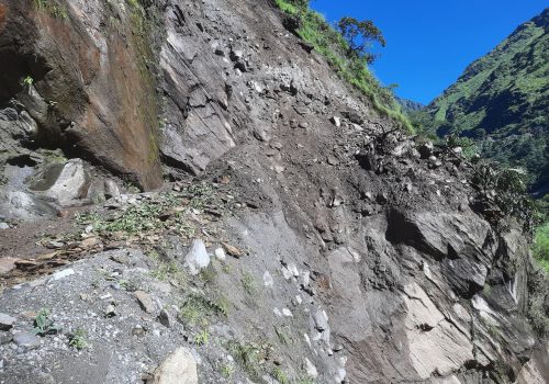दानाकाे लाटाखाेलामा सडक खुल्न समय लाग्ने