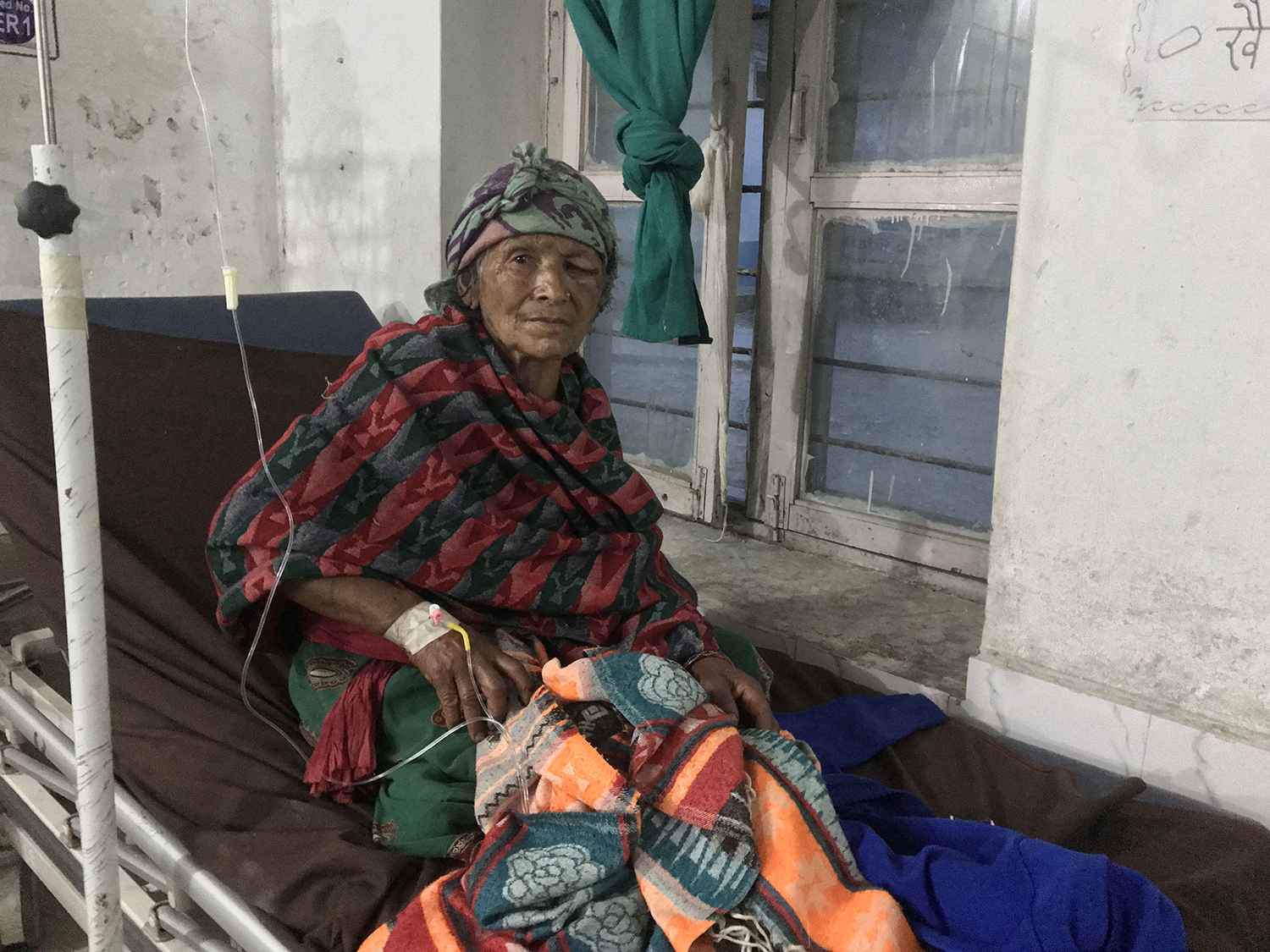 IMG_5048 रुम पहिरोका घाईतेलाई वल्न बेनी अस्पताल ल्याईयो, पाेखरा पुर्याउन अार्थिक समस्या
