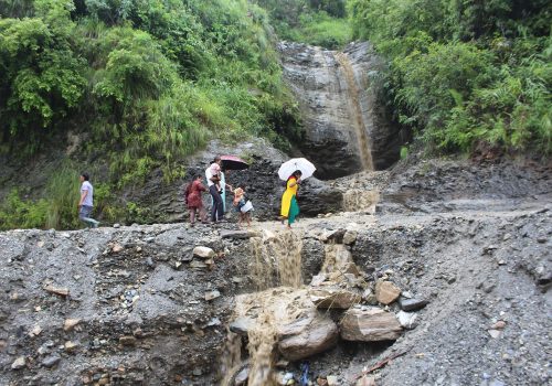 पहिराेले बेनी-जाेमसाेम र बेनी-दरवाङ सडकमा यातायात अवरूद्ध