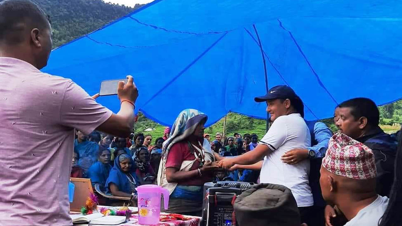 मालिका गाउँपालिकाले दियाे रुम पहिरोमा ज्यान गुमाएकाको आफन्तलाई किरिया खर्च