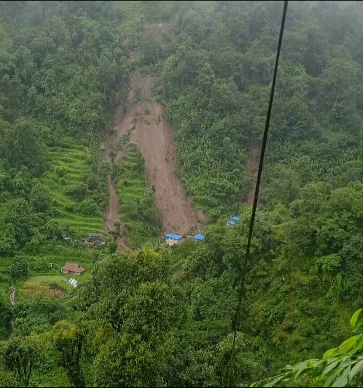 पहिरोमा पुरिएर एकै परिवारका ५ जनाको मृत्यु, पहिराेले हुत्याउँदा वाँचे बृद्ध दम्पत्ति