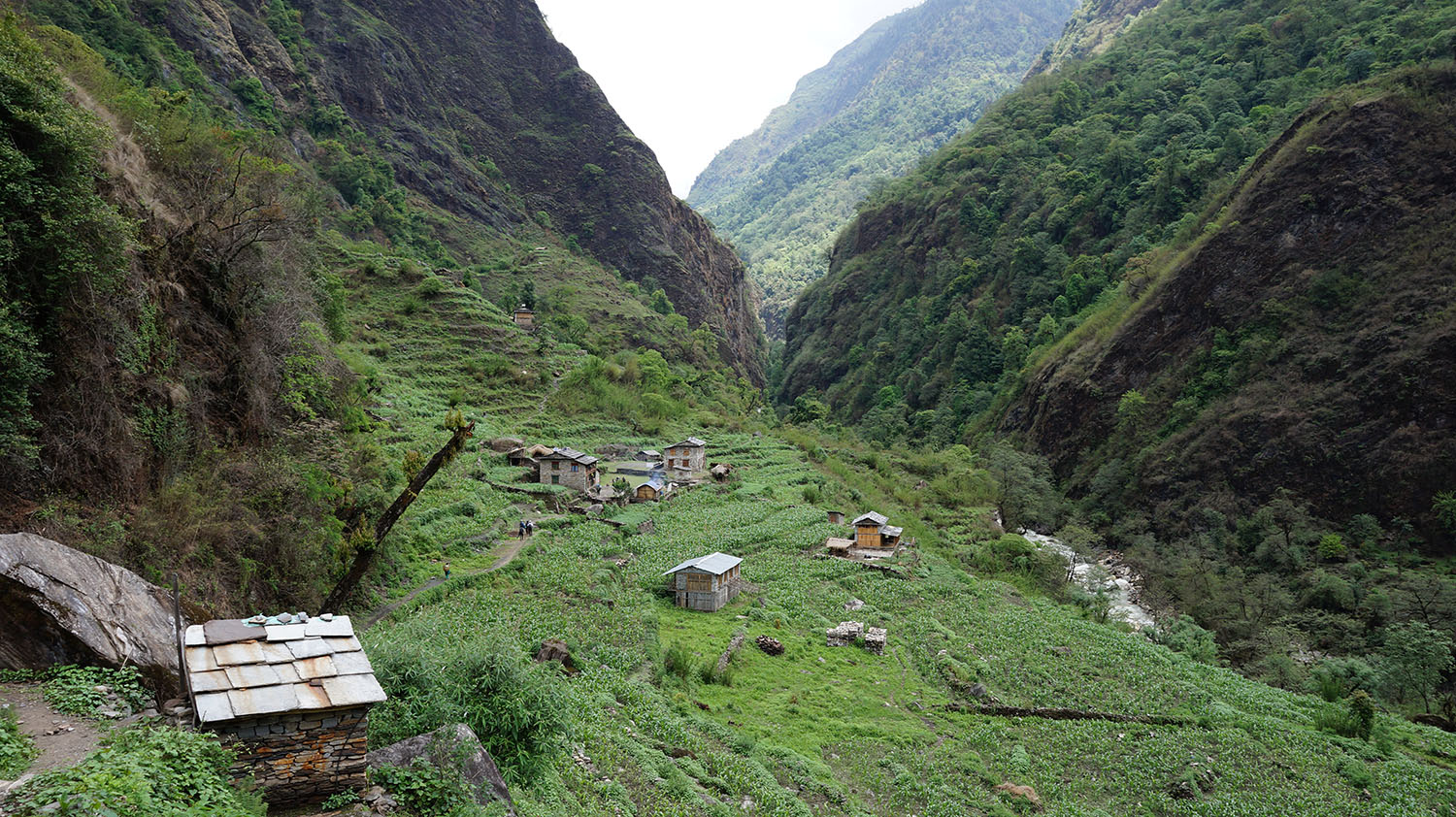 म्याग्दीकाे मुदीबगराका मतदाता पहिलो पटक मतदानमा सहभागीहुँदै