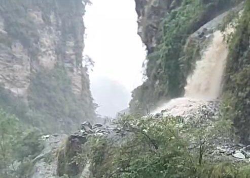लगातारको झरीपछि पहिरोले म्याग्दीका सडक अवरुद्ध