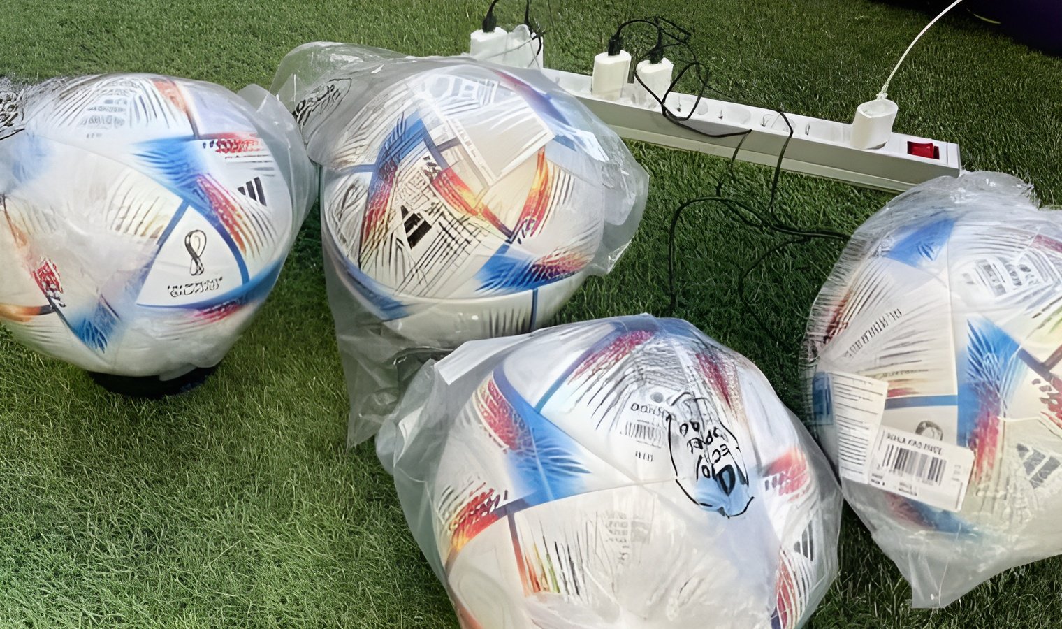 football-charging-fifa-techpana_0ggH2AURtA विश्वकपका प्रविधियुक्त फुटबल हरेक खेलमा चार्ज गर्नु पर्ने