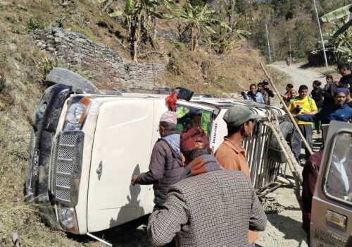 बाबियाचौरको काफलबोटमा जीप दुर्घछना, एक यात्रुको मृत्यु, सात जना घाईते