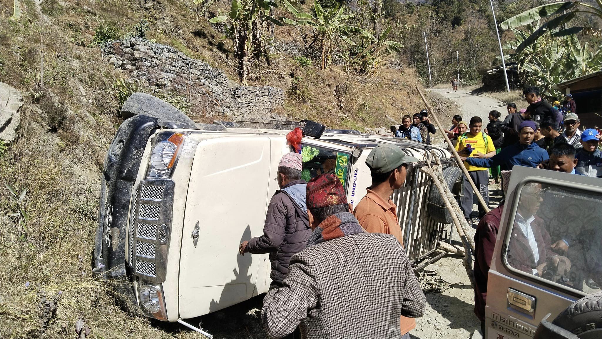 बाबियाचौरको काफलबोटमा जीप दुर्घछना, एक यात्रुको मृत्यु, सात जना घाईते